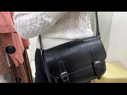 ❤️ Masturbazzjoni pubblika tal-kelba żagħżugħa FeralBerry b'dildo fil-kamra tal-armar ❤ Video tal-ħakk lilna ❌❤